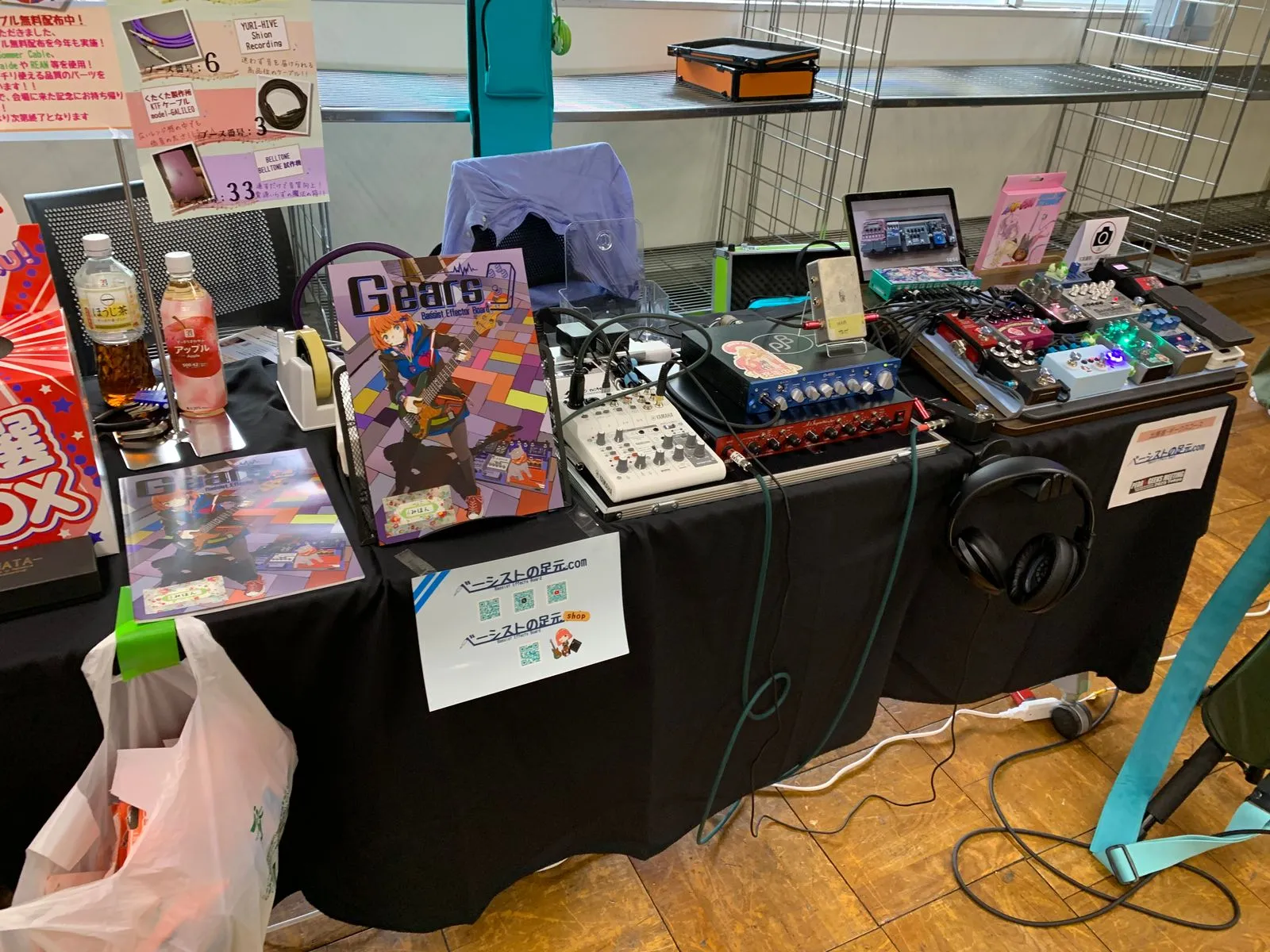出展ブースに並ぶエフェクター