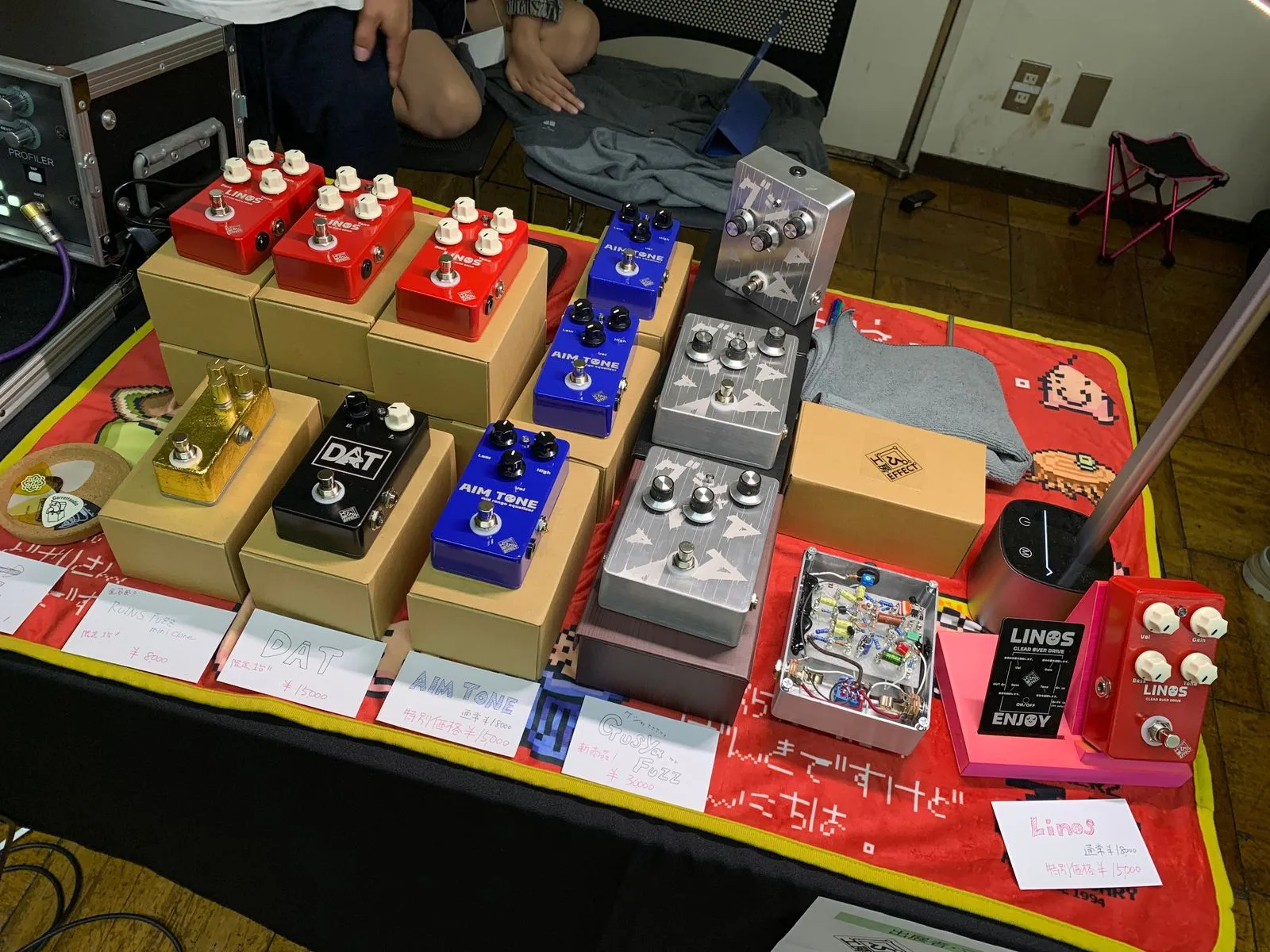 出展ブースに並ぶエフェクター